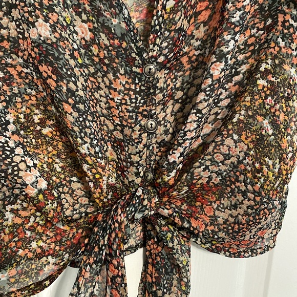 Flutter Sleeve Sheer Floral Top - Picture 4 of 7